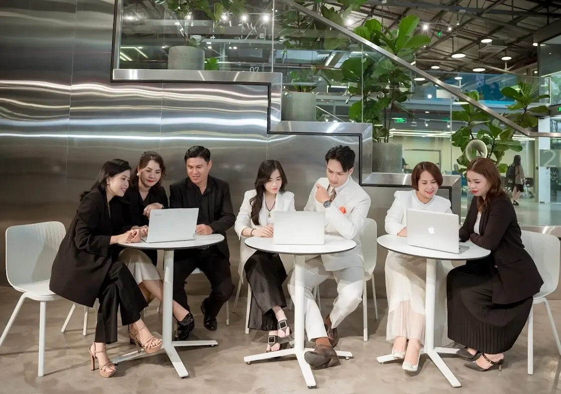 Đội ngũ Intratech làm việc nhóm